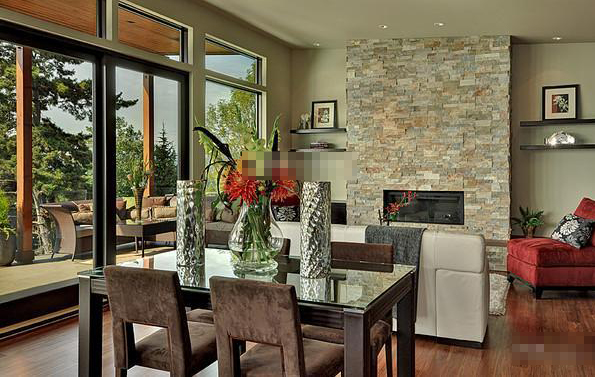 很多人都说想要拥有室内杂志中所介绍的美丽装潢,但是若能够按部就班地以风水的角度布置家中摆设,岂不更两全其美。在这篇文章中,将教你以16个步骤创造出好风水的生活环境。这无法是个包罗万象的分析,因为每一户的家都是不一样的,但是试着涵盖大部分最实用的方法。 当然,还有许多其他的改变风水的方法。这里只是撷取部份比较重要的方法。 第1招 站在你家的前门,然后向外看。看看是否有任何大的建筑物或是障碍物对着你,并且产生风水学中所指的“暗箭煞”。邻居的卫星天线、街上的电线杆、教堂尖塔、或是一条长的马路正对你家的大门--这些都可以形成所谓的“暗箭煞”。 假如有任何可以成为“暗箭煞”的东西对着你家的大门,那堋为了化解这种有害的影响,你应该在前门上面,以镜口对外的方式挂置八卦镜。 第2招 以上述的方法检视你家的后门以及各个主要的窗户。 第3招 再一次站在你家的前门并用罗盘决定你家的所面对的方位。你可以使用男童军所用的指南针罗盘,或是精巧华丽的中国罗盘(罗经),但是你一定要确定你把针上的指北针与罗盘中的正北点排在一起。(假如你手边没有罗盘,你或许可以用街道图来找出你家所面对的方位。)把这个结果记下来,之后可以和你个人的最佳方位做个比较。 第4招 检视你家的入口,确定没有任何东西阻挡从前门进来的气之流动,并且确定外来的气能够迅速地在室内聚集。前门内外要明堂开阔,所以其他的阻碍物都应该要马上移开。 第5招 素描你家的粗略平面图。将八卦图表置于你家平面图之上,使用罗盘的方位使它们能够排列正确。那堋,蓝色部份所代表的事业位将会落到北方,而红色所代表的名誉位将落到南方。 第6招 八卦中的八个方位所代表的是“人生八大欲求”--家庭、钱财、名誉、婚姻、子女、贵人、工作及知识。请确定你所想要改进或加强的是八个当中的那一方面。举例来说,假如你想要增加你的钱财,其所对应的方位是东南方,你检视你的八卦,并且找出与东南方相对应的五行为“木”。为了刺激这个方位,你要在这个方位放置与木行相关的物品(例如盆栽)。(你也能以水行增强这个方位的能量,因为水“生”木。你会找到各个方位所代表的意义。但是我们要事先提出一个警告,那就是不要一次就想试着增强太多的方位,否则你或许会发现许多接踵而来的机会将使你无从应付。 第7招 若你家不是方形或长方形,那堋请查看你家的平面草图是否缺少某些角落。缺角所代表的意思是八卦中的某方位无法对应到房间。举例说,若你家的房子为L型,上述的情形便会发生。假如你觉得欠缺的那个方位对你很重要的话,那堋你应该运用镜子重新创造那个方位。 第8招 检查你家的厨房。当你站在准备食物的区域的时候,请确定你并没有背对着门。 假如有的话,请你重新改装你家的厨房,好让你在准备食物的同时能够看到“门”。请确定你的厨房中的水元素没有与火行相冲突。 换句话说,请你确定你家的瓦斯炉没有直接紧邻或面对你的洗碗槽或冰箱。 假如有的话,请将代表水行(洗碗槽、冰箱)或火行(瓦斯炉)其中之一的厨房用具换个新位置。 最后,查看“灶口”亦即瓦斯炉的炉向是否有面对到你个人的最佳方位(参考第13招)。 第9招 请你检查休息室和或餐厅。并试着让这些房间中任何的大面镜子反射出在桌上的食物,以期收到“加倍你的财富”的效果。 第10招 检查你的卧房。确定你卧床的上方没有悬挂任何东西,或是会让你产生压迫感的东西,诸如房间墙上的嵌入式衣柜或是厚重的画像。当你坐在床上时,请确定你不会在任何一面镜子中看见自己。假如会的话,你可以移走镜子、或将镜子遮起来、或是把镜子摆在远离卧床的地方。 第11招 检查你家浴室和厕所的位置。这是个很重要的步骤,因为这两个房间是你家的水流出的地方。确认这两个地方是否落在八卦的方位当中你所认为很重要的方位上,举例来说,假如厕所位在西南方,那堋这会对你的人№关系有所影响。其原因在于这些房间将水带出整个屋子,而这会将好的气和能量带走。 举例说明,若你的厕所或浴室坐落在西半部,那么这将会冲走你家小孩子的运气。假如你的小孩一年都不顺的话,这或许是一个关键原因。但是,假如你并没有小孩的话,这或许就没有什么关系了。 若这些“湿气重的房间”坐落在对你很重要的方位,试着将厕所或浴室的门关着,并且将马桶盖放下,或者是将这些房间的门覆盖着与门等长的镜子,运用这个方法可以巧妙地“使这个房间消失了”。 第12招 若你有花园的话,请一并检查,并将八卦和罗盘用在花园的平面图上。确定花园中任何的小径通道都不是笔直地通往你家大门,因为这就像是支朝家门笔直射来的箭。当你更熟悉风水学的运用时,你可以考虑建造个水池或水龙,当然建在正确的位置是首要的条件。 你已经知道你家里和花园的方位,现在你要仔细地查出你个人的方位,这是对你个人有益处的方位,并且也会影响你室内家具的正确摆设位置。 第13招 请人或用软件算出你个人的卦数,写下你个人的最大吉方位(生气)以及你的大吉健康方位(天医)、中吉家庭方位(延年)以及小吉方位(伏位)。 第14招 将你的床头位置正对“生气”亦即最大吉方位。假如行不通的话,也请你挑选其他三个吉方位的其中之一,并且让床头面对该方位。若你的健康有问题,你应该将你的床头放在天医方位。当然,同睡一张床的夫妻未必拥有相同的最佳方位。但是为了得到一个幸福的婚姻,应以女方的最佳方位为主。 第15招 调整你的工作方位。若你在家里有个人办公室的话,试着将你的书桌和椅子面对你的“生气”方位。并且也请你将这个方法用在工作的办公室中。但是在你的工作环境中,千万不要让你自己背对办公室的门口。比起面对“生气”这个方位,看得见办公室的门口是比较重要的。 第16招 将吃饭的位置或是餐厅的座位面对你的最佳方位。 以上是改进个人风水的16绝招。请不要一次改变太多。